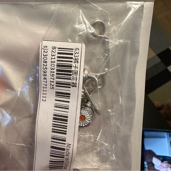 Buttons to Adjust Jeans - Picture 1 of 2